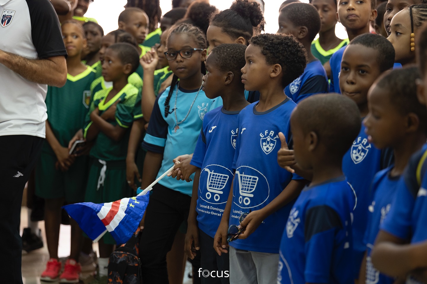 Criancas e jovens da EFAT sorridentes em campo
