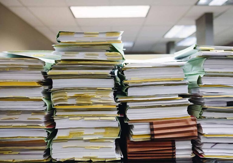 Pilha de documentos da associacao