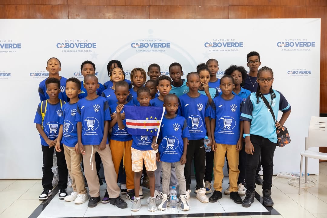Criancas e jovens da EFAT com bandeira de Cabo Verde