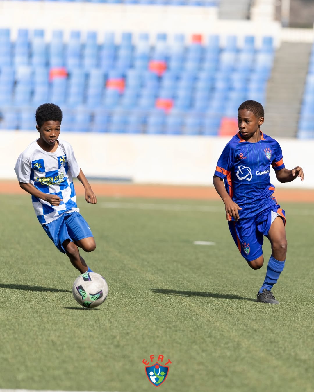 Dois jovens atletas da EFAT disputando a bola em campo